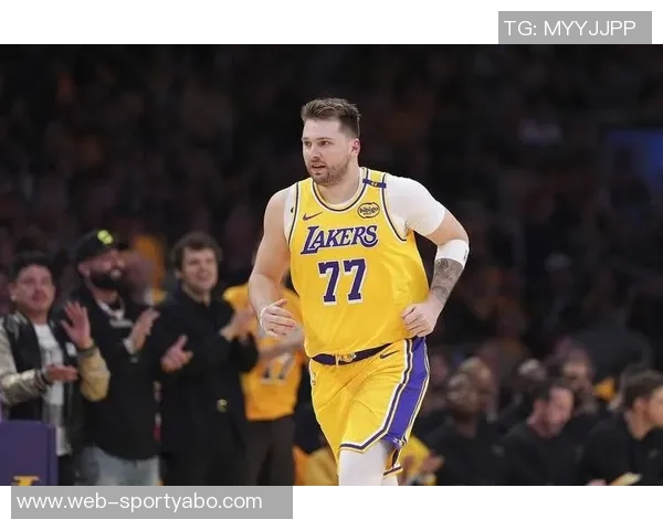 东契奇盛赞詹姆斯融入球队能力强调他多才多艺无人能挡